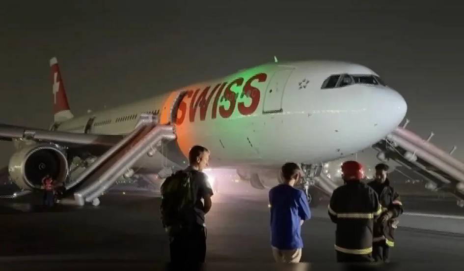 Ҳиндистонда бортида 232 нафар йўловчи бўлган самолёт двигатели ёниб кетди (видео)